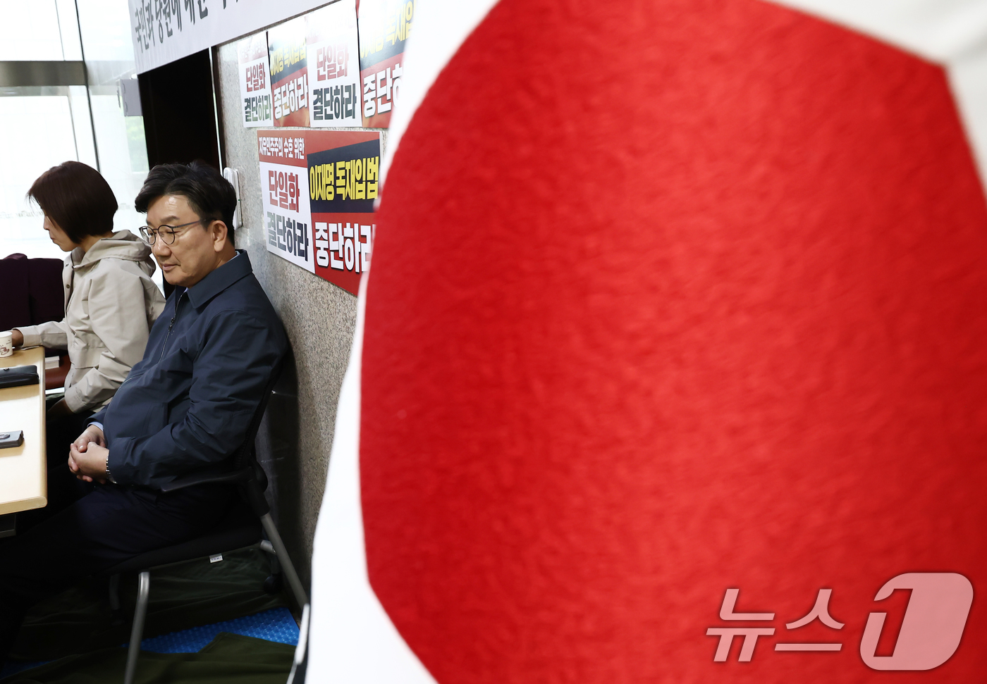 (서울=뉴스1) 김민지 기자 = 김문수 국민의힘 대통령 후보에게 단일화 약속을 촉구하며 단식농성 중인 권성동 원내대표가 9일 오후 서울 여의도 원내대표실 앞 농성장에서 굳은 표정을 …