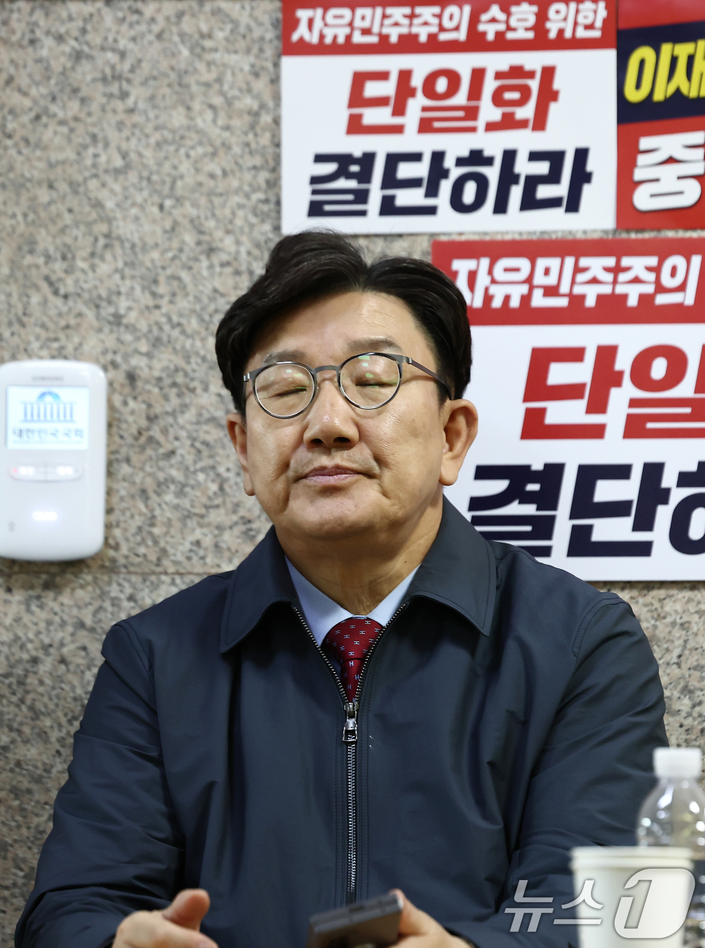 (서울=뉴스1) 김민지 기자 = 김문수 국민의힘 대통령 후보에게 단일화 약속을 촉구하며 단식농성 중인 권성동 원내대표가 9일 오후 서울 여의도 원내대표실 앞 농성장에서 굳은 표정을 …