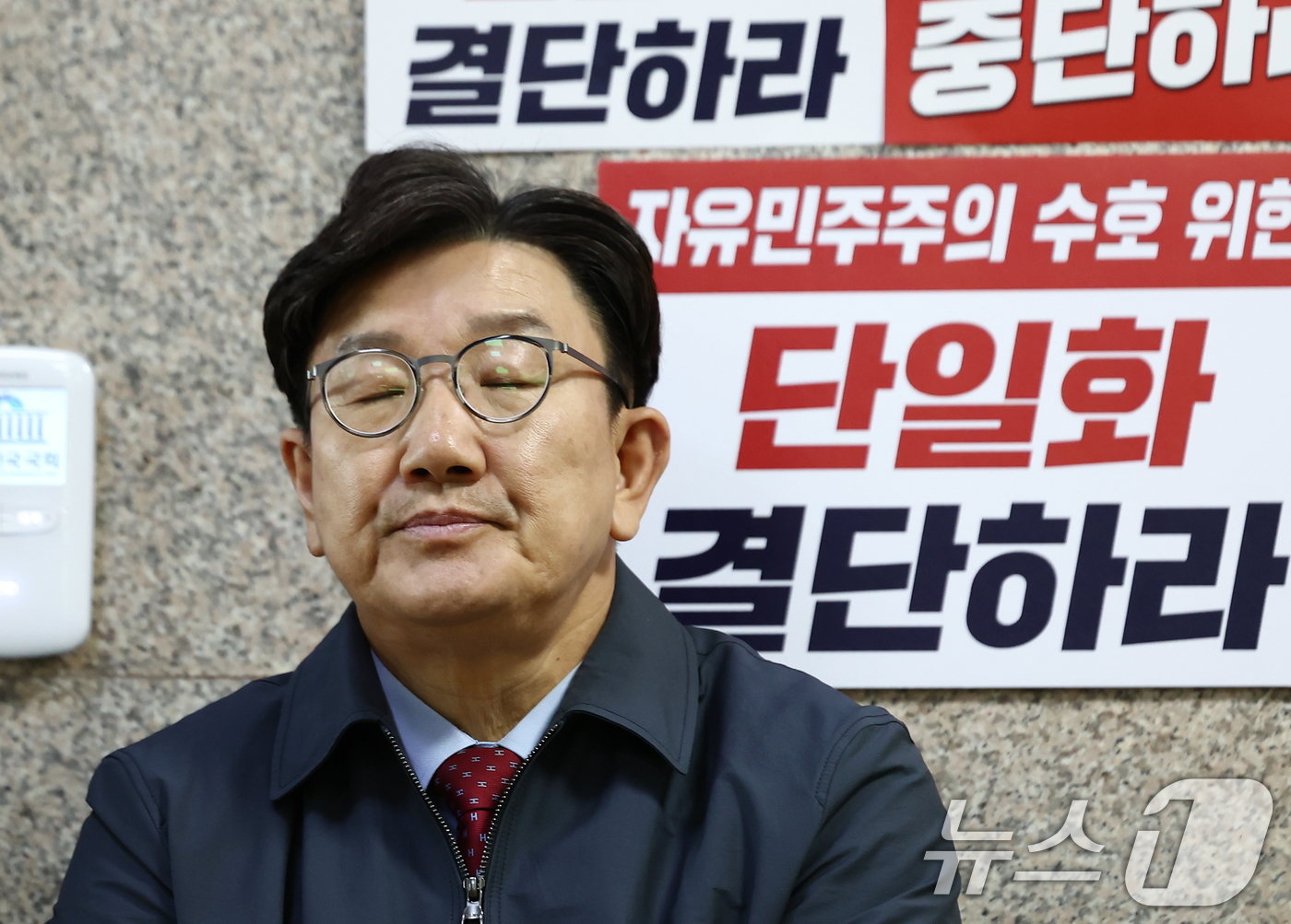 (서울=뉴스1) 김민지 기자 = 김문수 국민의힘 대통령 후보에게 단일화 약속을 촉구하며 단식농성 중인 권성동 원내대표가 9일 오후 서울 여의도 원내대표실 앞 농성장에서 굳은 표정을 …