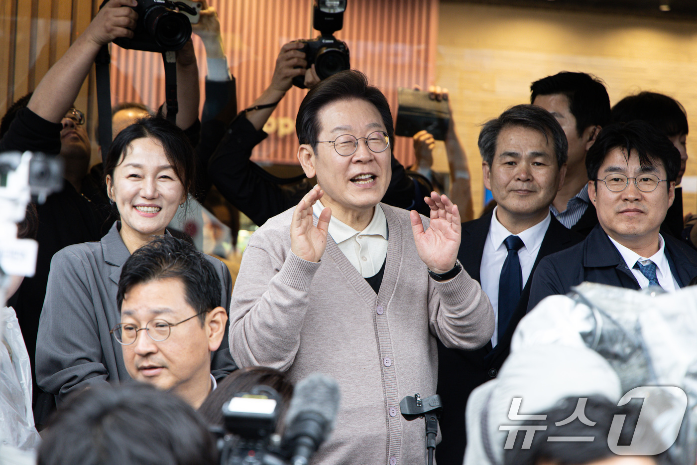 (칠곡=뉴스1) 이재명 기자 = 3차 경청투어에 나선 이재명 더불어민주당 대통령 후보가 9일 오후 경북 칠곡군의 한 거리를 찾아 연설을 하고 있다. 2025.5.9/뉴스1