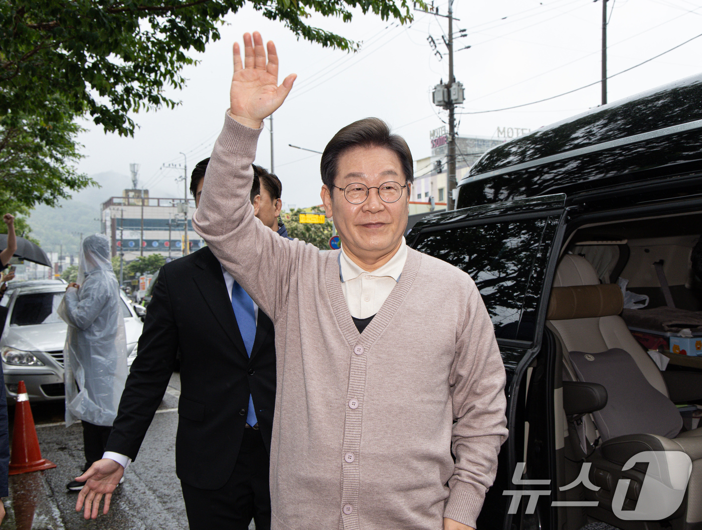 (칠곡=뉴스1) 이재명 기자 = 3차 경청투어에 나선 이재명 더불어민주당 대통령 후보가 9일 오후 경북 칠곡군의 한 거리를 찾아 차량에서 하차하며 인사하고 있다. 2025.5.9/ …