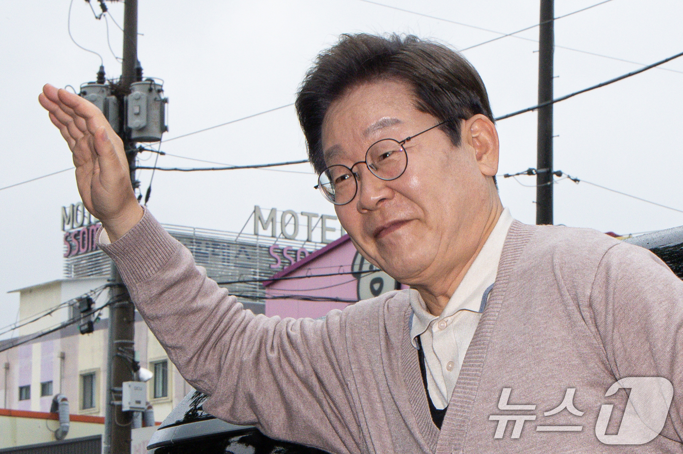 (칠곡=뉴스1) 이재명 기자 = 3차 경청투어에 나선 이재명 더불어민주당 대통령 후보가 9일 오후 경북 칠곡군의 한 거리를 찾아 차량에서 하차하며 인사하고 있다. 2025.5.9/ …