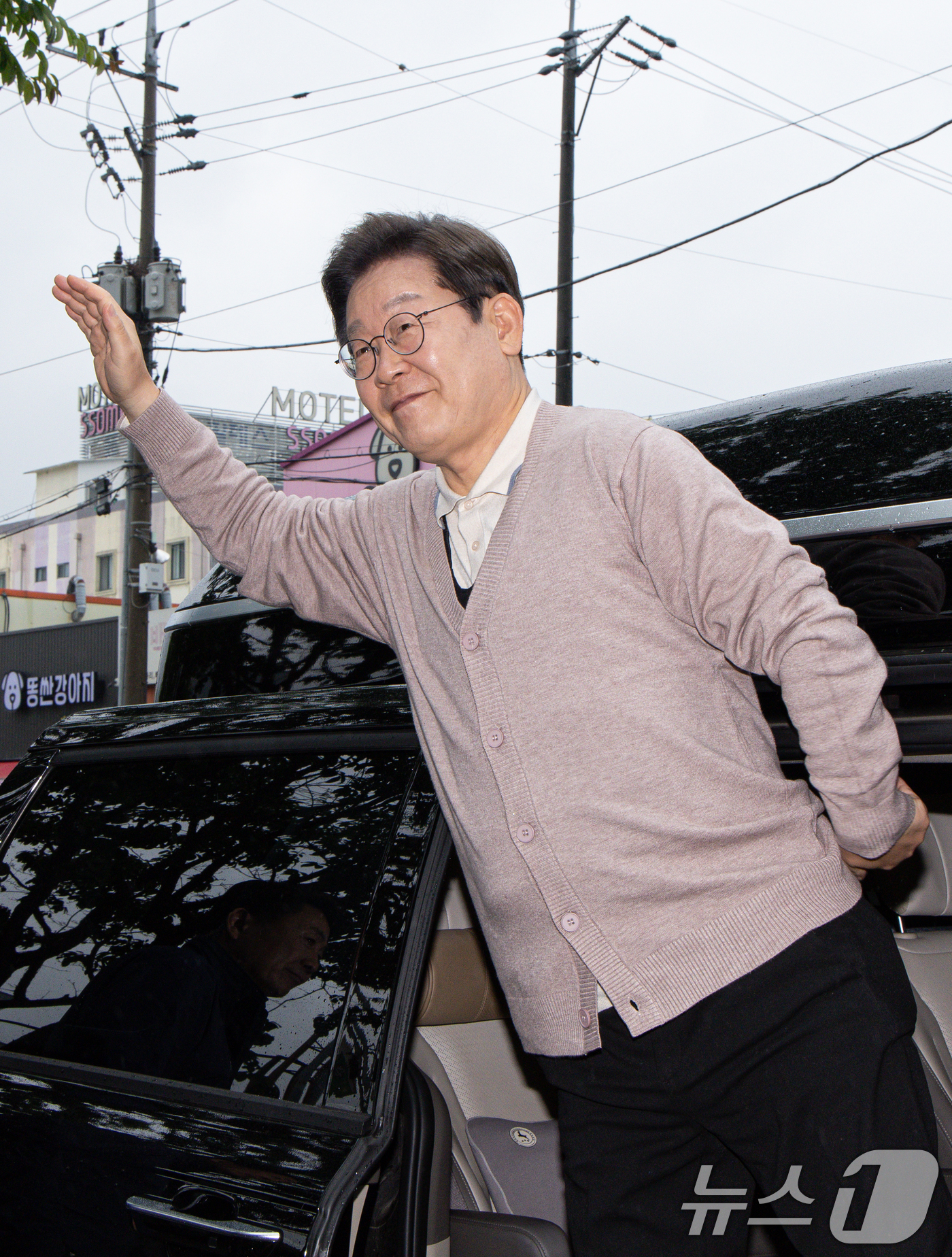 (칠곡=뉴스1) 이재명 기자 = 3차 경청투어에 나선 이재명 더불어민주당 대통령 후보가 9일 오후 경북 칠곡군의 한 거리를 찾아 차량에서 하차하며 인사하고 있다. 2025.5.9/ …