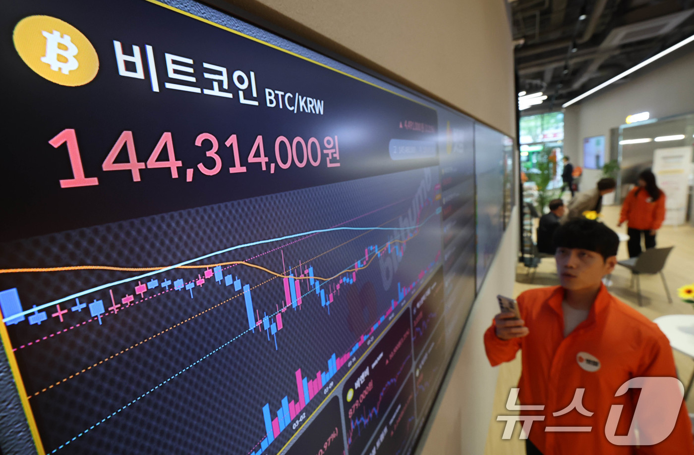 (서울=뉴스1) 박세연 기자 = 9일 오후 서울 빗썸라운지 강남점에 비트코인을 비롯한 암호화폐 시세가 나타내고 있다.이날(현지시간 8일) 가상화폐 대장주 비트코인이  10만 달러선 …