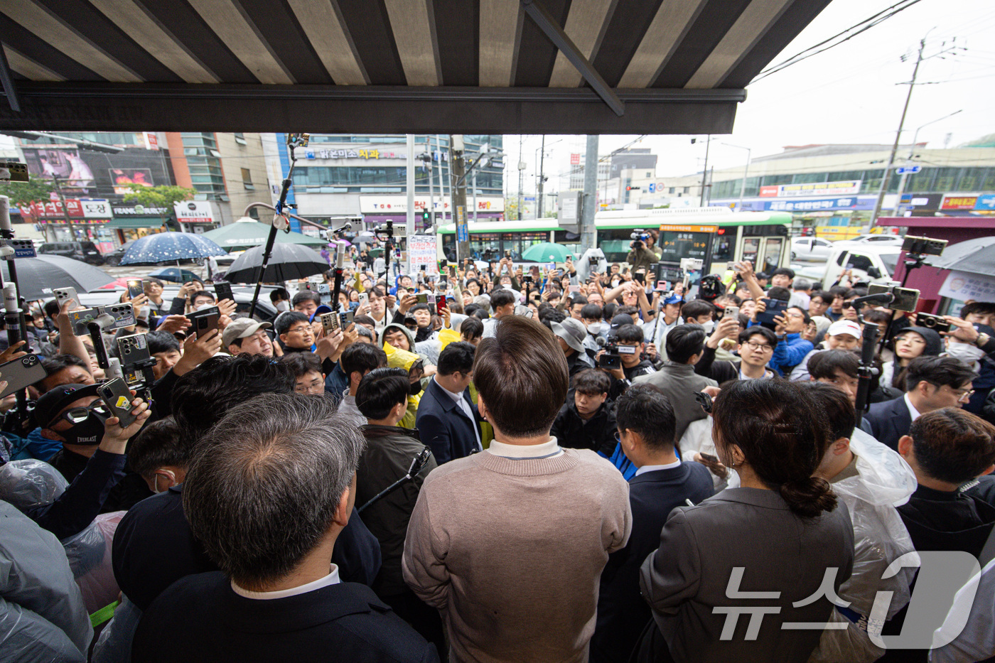 (칠곡=뉴스1) 이재명 기자 = 3차 경청투어에 나선 이재명 더불어민주당 대통령 후보가 9일 오후 경북 칠곡군의 한 거리를 찾아 연설을 하고 있다. 2025.5.9/뉴스1