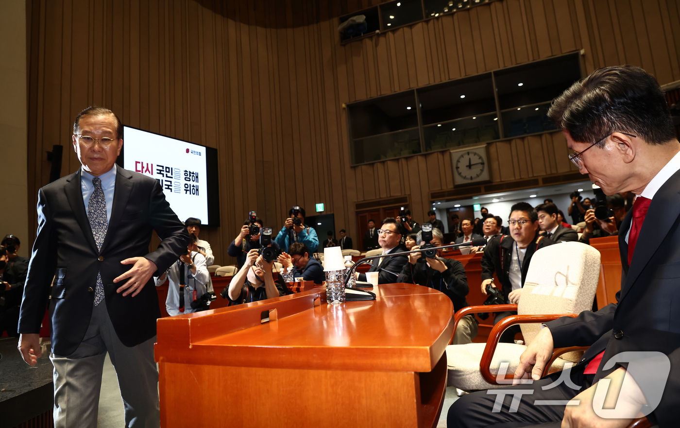 (서울=뉴스1) 김민지 기자 = 김문수 국민의힘 대통령 후보가 9일 서울 여의도 국회에서 열린 의원총회에서 지도부를 향해 "무소속을 당 후보 만들려 불법부당 수단 동원, 중단하라" …