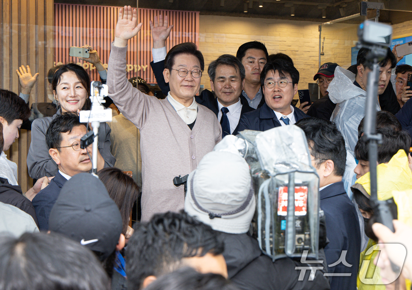 (칠곡=뉴스1) 이재명 기자 = 3차 경청투어에 나선 이재명 더불어민주당 대통령 후보가 9일 오후 경북 칠곡군의 한 거리를 찾아 연설을 하고 있다. 2025.5.9/뉴스1