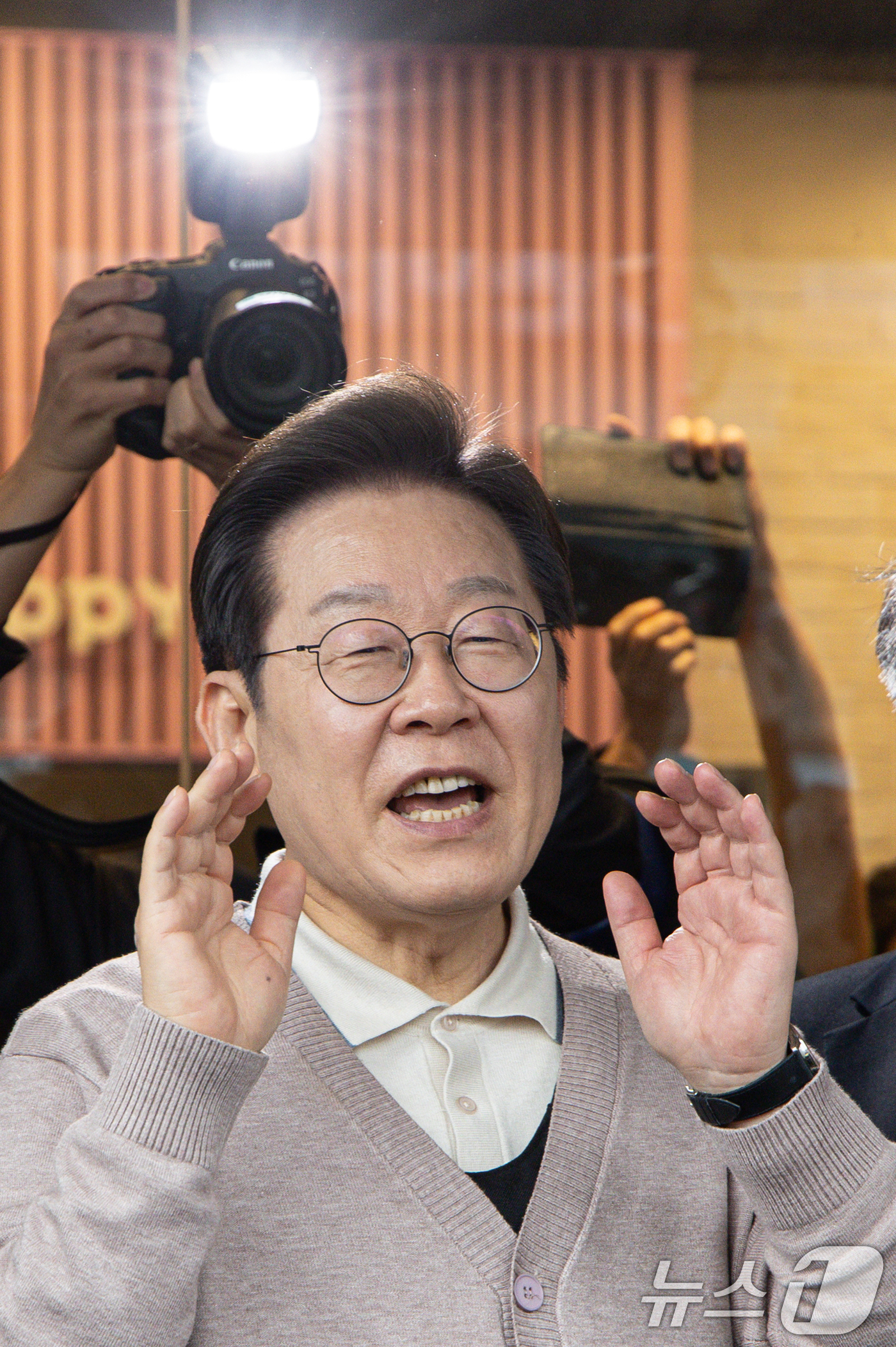 (칠곡=뉴스1) 이재명 기자 = 3차 경청투어에 나선 이재명 더불어민주당 대통령 후보가 9일 오후 경북 칠곡군의 한 거리를 찾아 연설을 하고 있다. 2025.5.9/뉴스1