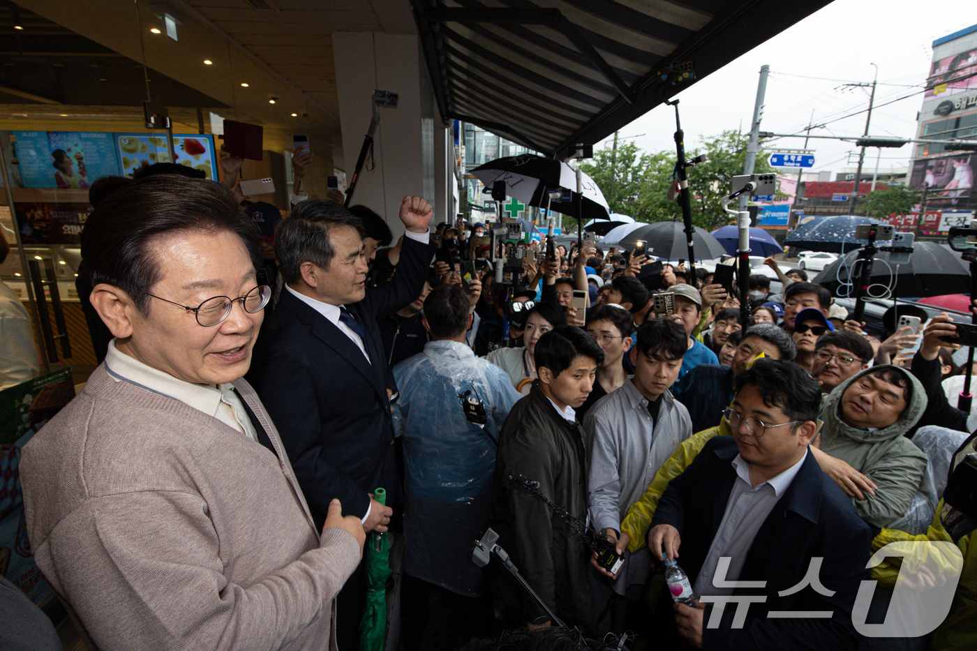 (칠곡=뉴스1) 이재명 기자 = 3차 경청투어에 나선 이재명 더불어민주당 대통령 후보가 9일 오후 경북 칠곡군의 한 거리를 찾아 연설을 하고 있다. 2025.5.9/뉴스1