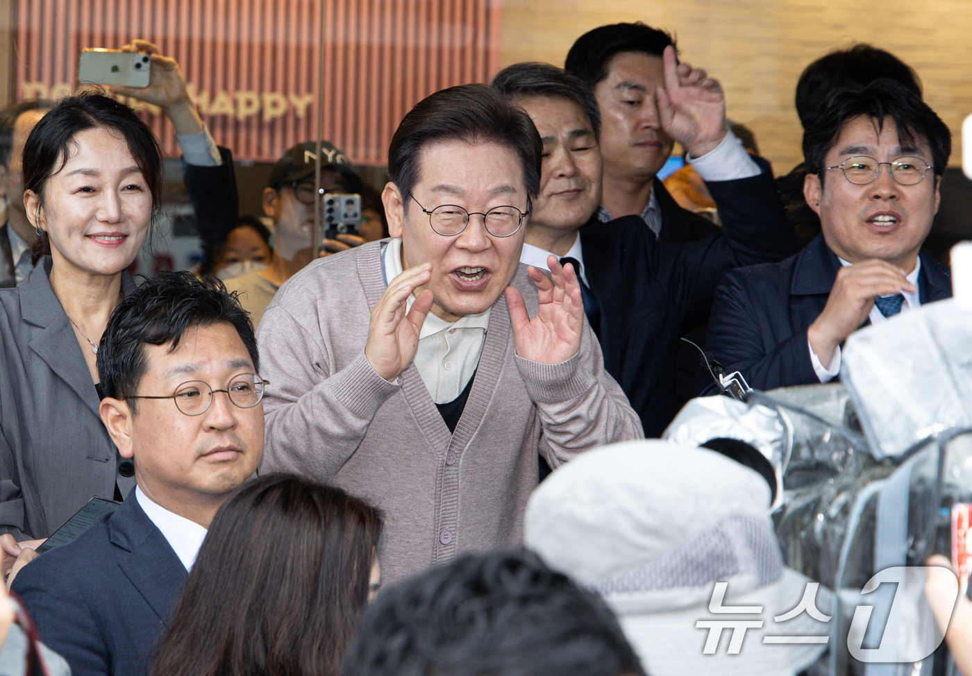 (칠곡=뉴스1) 이재명 기자 = 3차 경청투어에 나선 이재명 더불어민주당 대통령 후보가 9일 오후 경북 칠곡군의 한 거리를 찾아 연설을 하고 있다. 2025.5.9/뉴스1