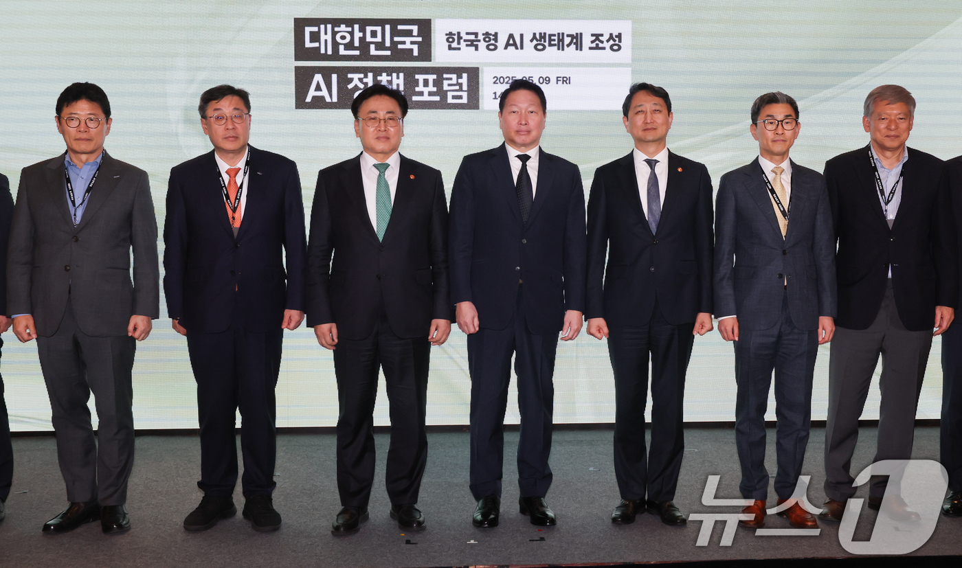 (서울=뉴스1) 허경 기자 = 최태원 대한상공회의소 회장(왼쪽 네 번째)이 9일 서울 중구 롯데호텔에서 열린 대한민국 AI정책 포럼에 앞서 유상임 과학기술정보통신부 장관, 안덕근 …