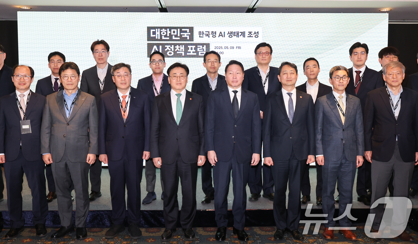 (서울=뉴스1) 허경 기자 = 최태원 대한상공회의소 회장(앞줄 왼쪽 다섯 번째)이 9일 서울 중구 롯데호텔 에서 열린 대한민국 AI정책 포럼에 앞서 유상임 과학기술정보통신부 장관, …