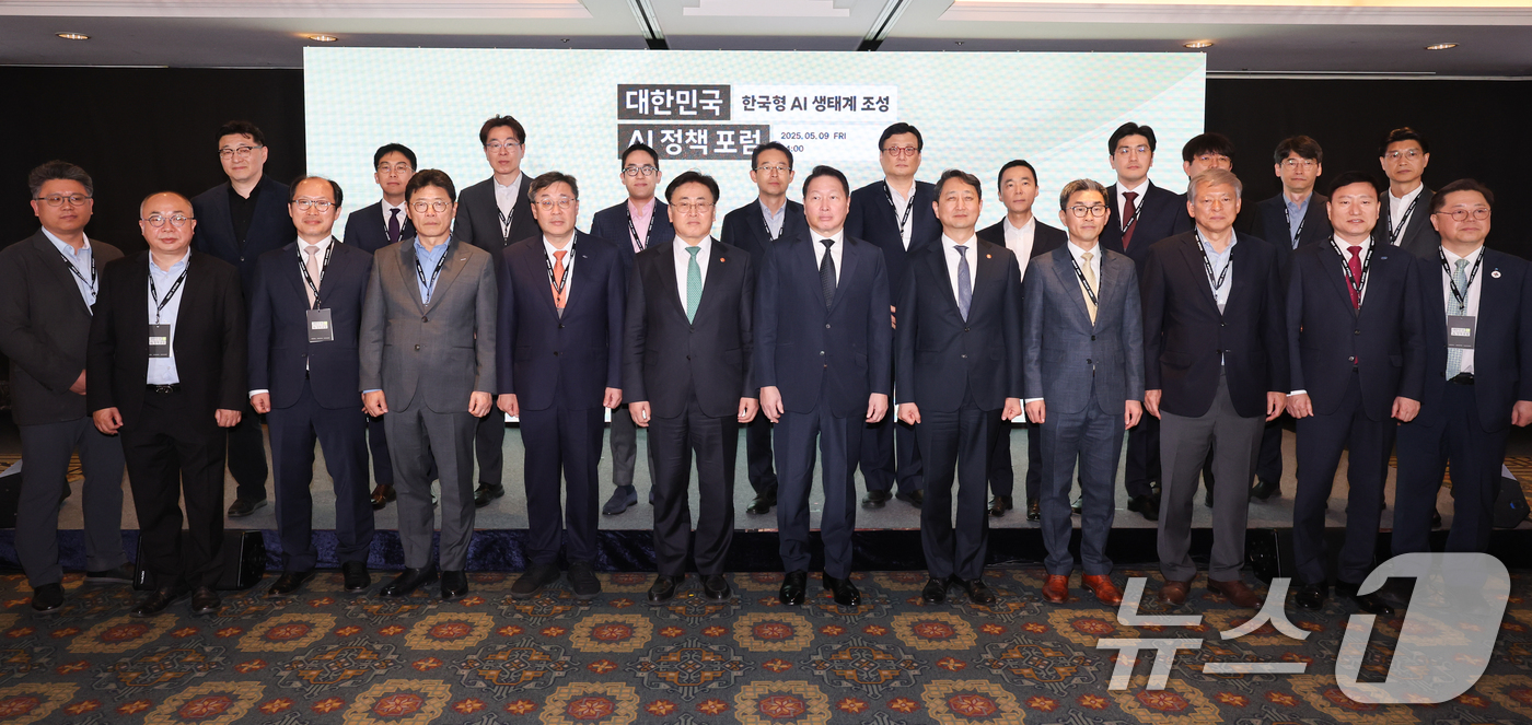 (서울=뉴스1) 허경 기자 = 최태원 대한상공회의소 회장(앞줄 왼쪽 일곱 번째)이 9일 서울 중구 롯데호텔 에서 열린 대한민국 AI정책 포럼에 앞서 유상임 과학기술정보통신부 장관, …