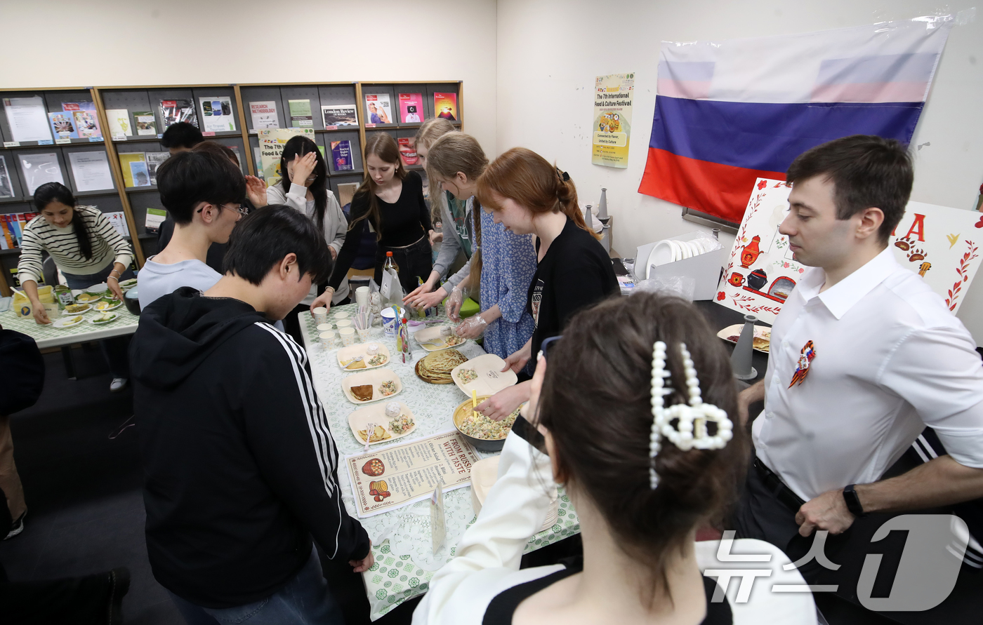 (부산=뉴스1) 윤일지 기자 = 9일 오후 부산 금정구 부산대학교 경제통상관에서 열린 '제7회 국제 푸드앤컬처 페스티벌'에서 외국인 유학생들이 자국의 전통 음식을 소개하고 있다.이 …