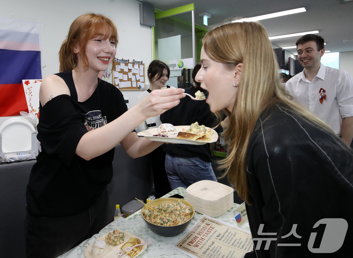 (부산=뉴스1) 윤일지 기자 = 9일 오후 부산 금정구 부산대학교 경제통상관에서 열린 '제7회 국제 푸드앤컬처 페스티벌'에서 외국인 유학생들이 자국의 전통 음식을 소개하고 있다.이 …
