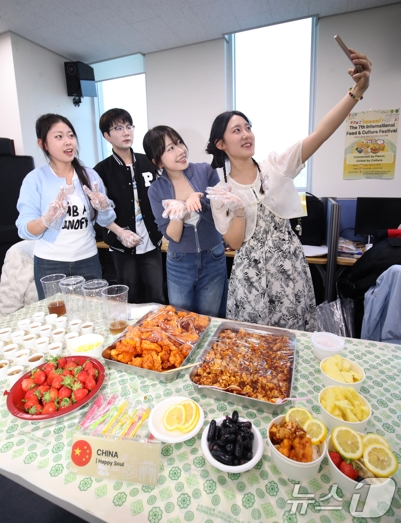 (부산=뉴스1) 윤일지 기자 = 9일 오후 부산 금정구 부산대학교 경제통상관에서 열린 '제7회 국제 푸드앤컬처 페스티벌'에서 외국인 유학생들이 자국의 전통 음식을 소개하고 있다.이 …