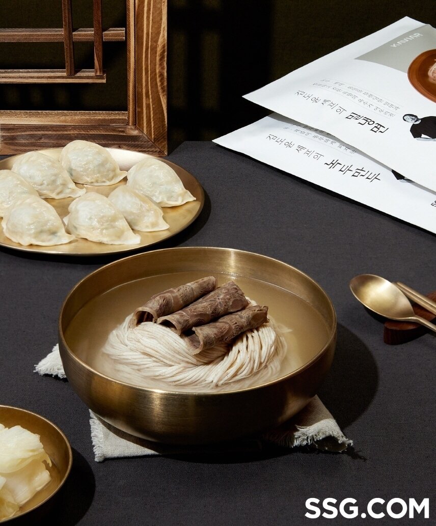 본문 이미지 - 김도윤 셰프와 협업해 출시한 밀냉면, 녹두만두&#40;SSG닷컴 제공&#41;