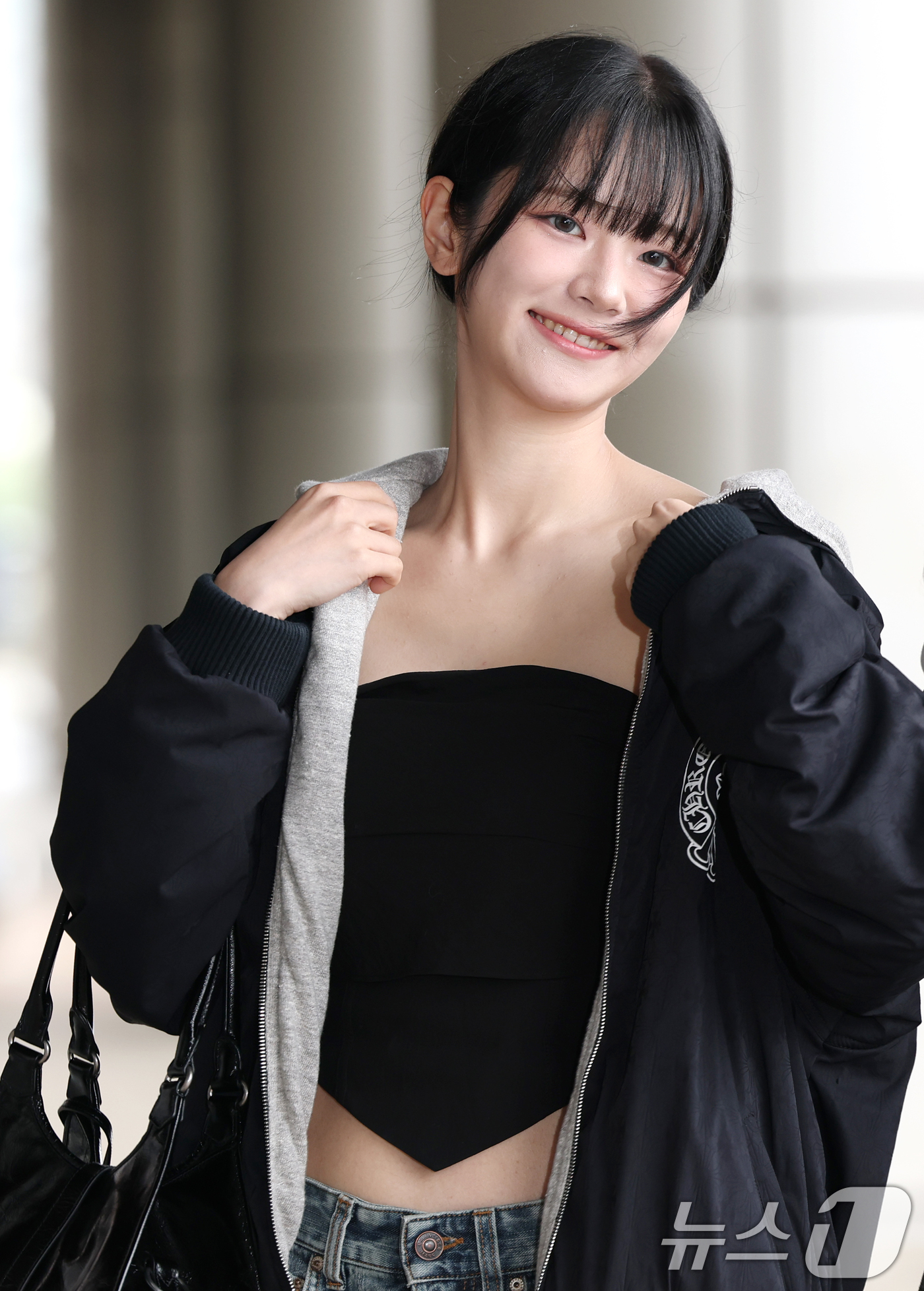 (김포공항=뉴스1) 권현진 기자 = QWER의 쵸단이 해외 일정을 위해 9일 김포국제공항을 통해 일본으로 출국하기 전 인사를 하고 있다. 2025.5.9/뉴스1