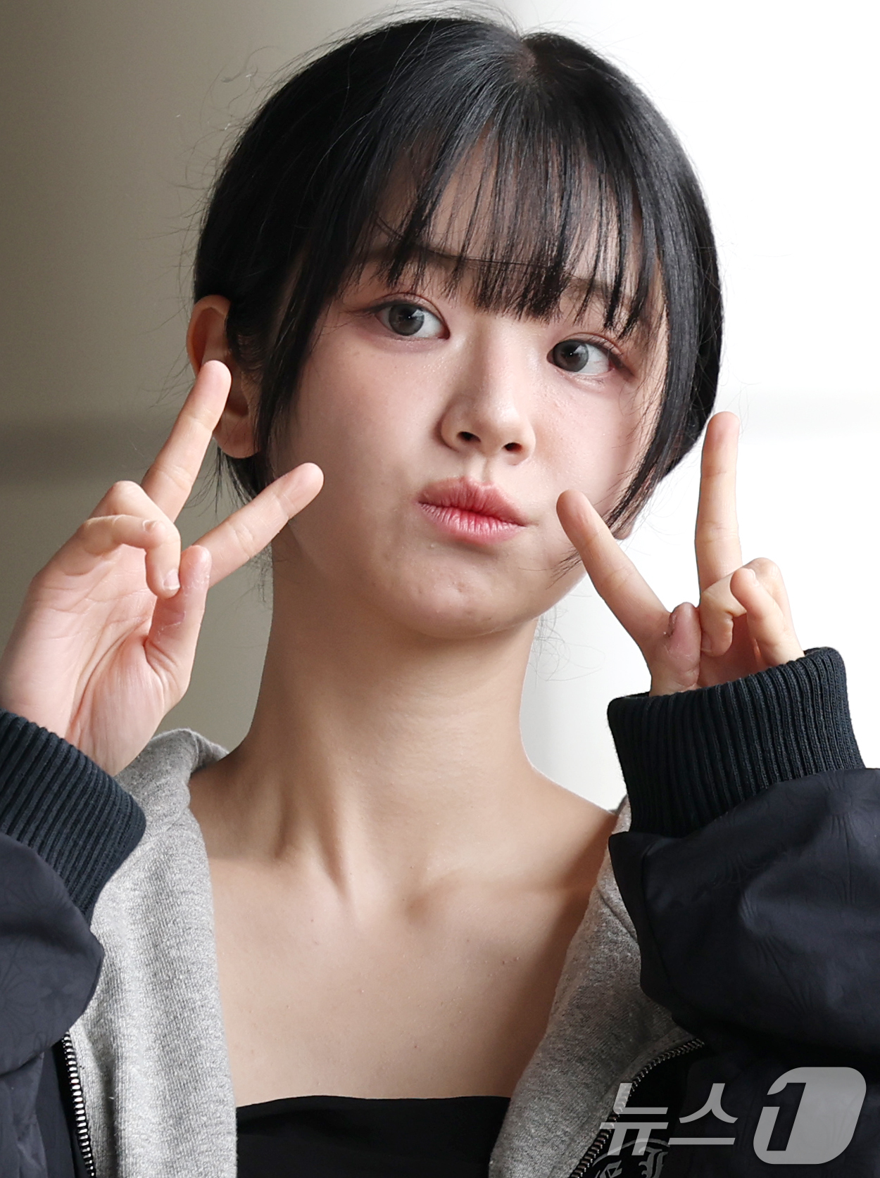 (김포공항=뉴스1) 권현진 기자 = QWER의 쵸단이 해외 일정을 위해 9일 김포국제공항을 통해 일본으로 출국하기 전 인사를 하고 있다. 2025.5.9/뉴스1