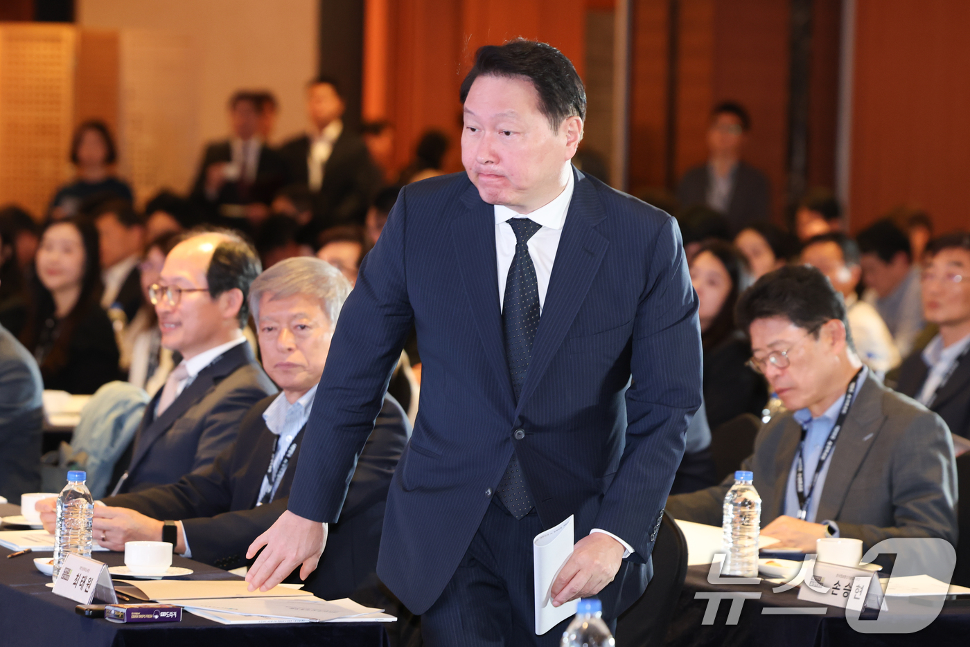 (서울=뉴스1) 허경 기자 = 최태원 대한상공회의소 회장이 9일 서울 중구 롯데호텔 에서 열린 대한민국 AI정책 포럼에서 개회사를 하기 위해 단상으로 향하고 있다. 2025.5.9 …