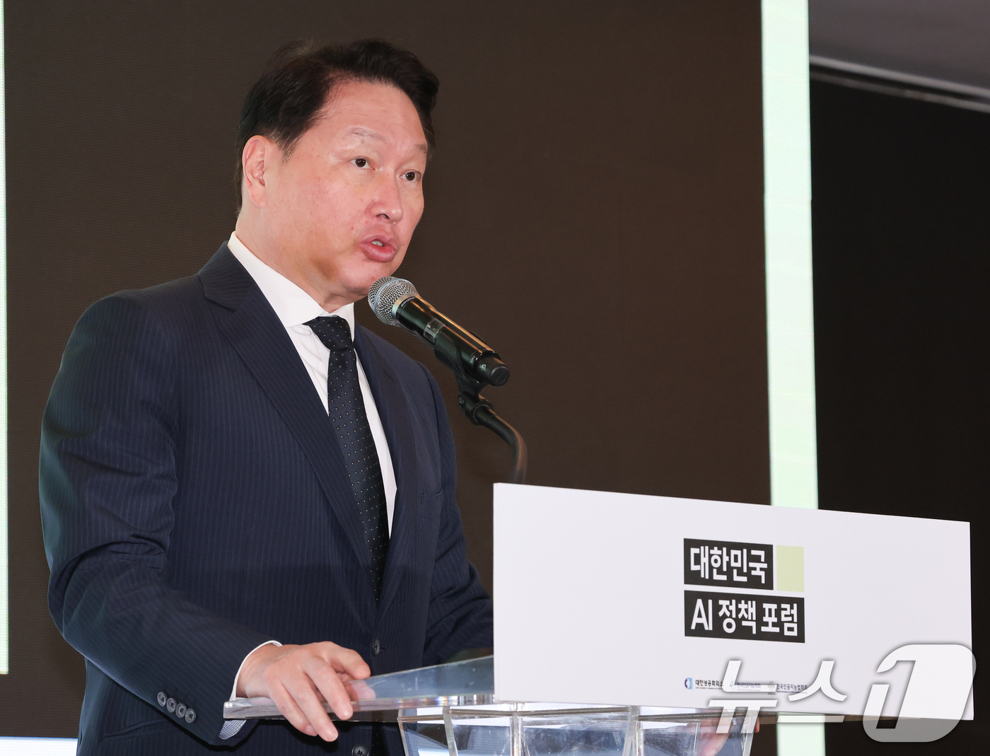 (서울=뉴스1) 허경 기자 = 최태원 대한상공회의소 회장이 9일 서울 중구 롯데호텔 에서 열린 대한민국 AI정책 포럼에서 개회사를 하고 있다. 2025.5.9/뉴스1