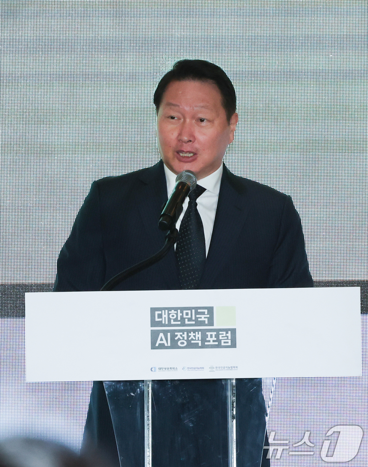 (서울=뉴스1) 허경 기자 = 최태원 대한상공회의소 회장이 9일 서울 중구 롯데호텔 에서 열린 대한민국 AI정책 포럼에서 개회사를 하고 있다. 2025.5.9/뉴스1