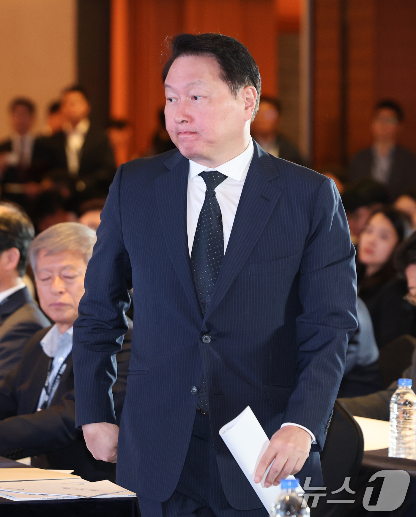 (서울=뉴스1) 허경 기자 = 최태원 대한상공회의소 회장이 9일 서울 중구 롯데호텔 에서 열린 대한민국 AI정책 포럼에서 개회사를 하기 위해 단상으로 향하고 있다. 2025.5.9 …