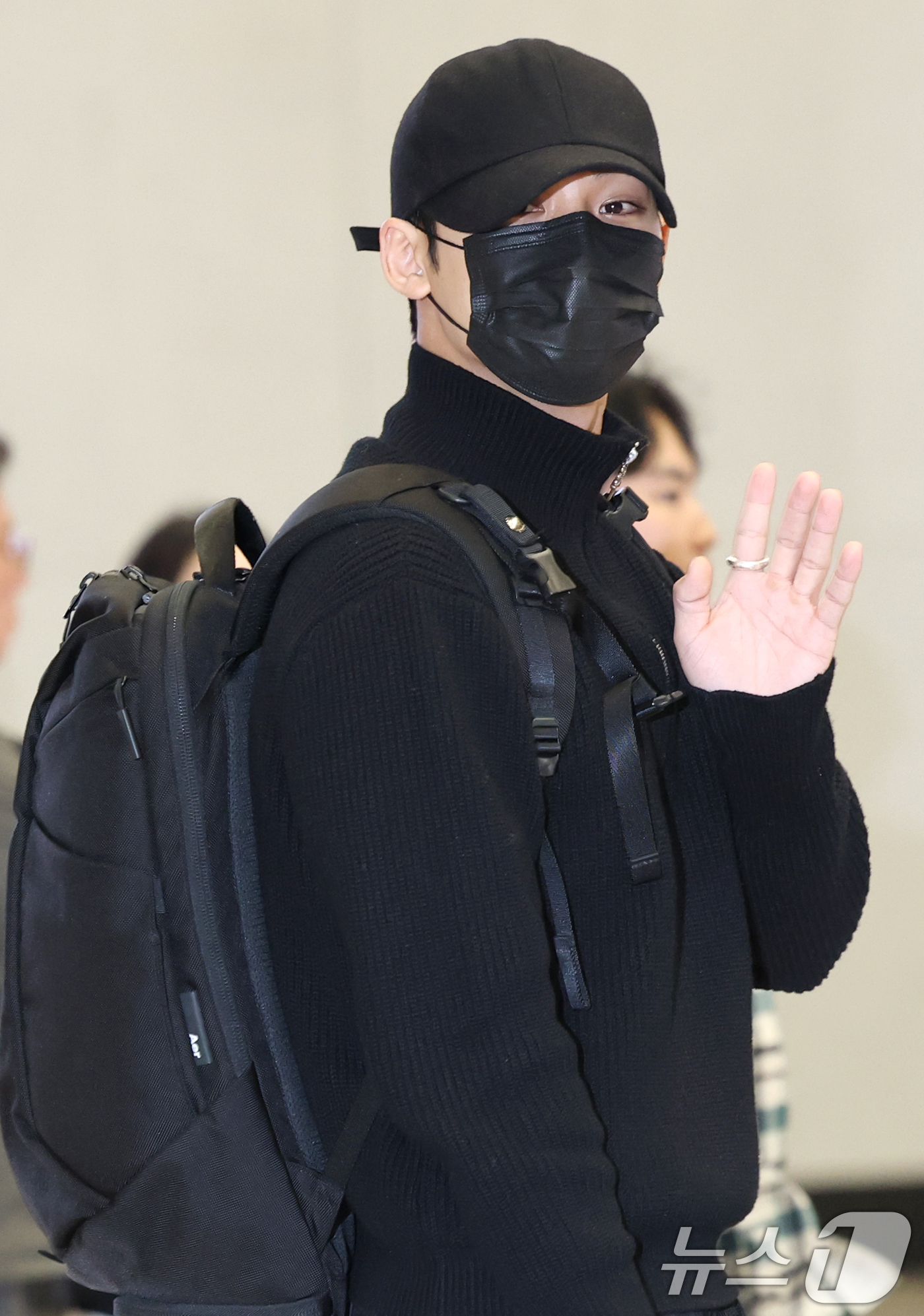 (김포공항=뉴스1) 권현진 기자 = 세븐틴의 민규가 해외 일정을 위해 9일 김포국제공항을 통해 일본으로 출국하기 전 인사를 하고 있다. 2025.5.9/뉴스1