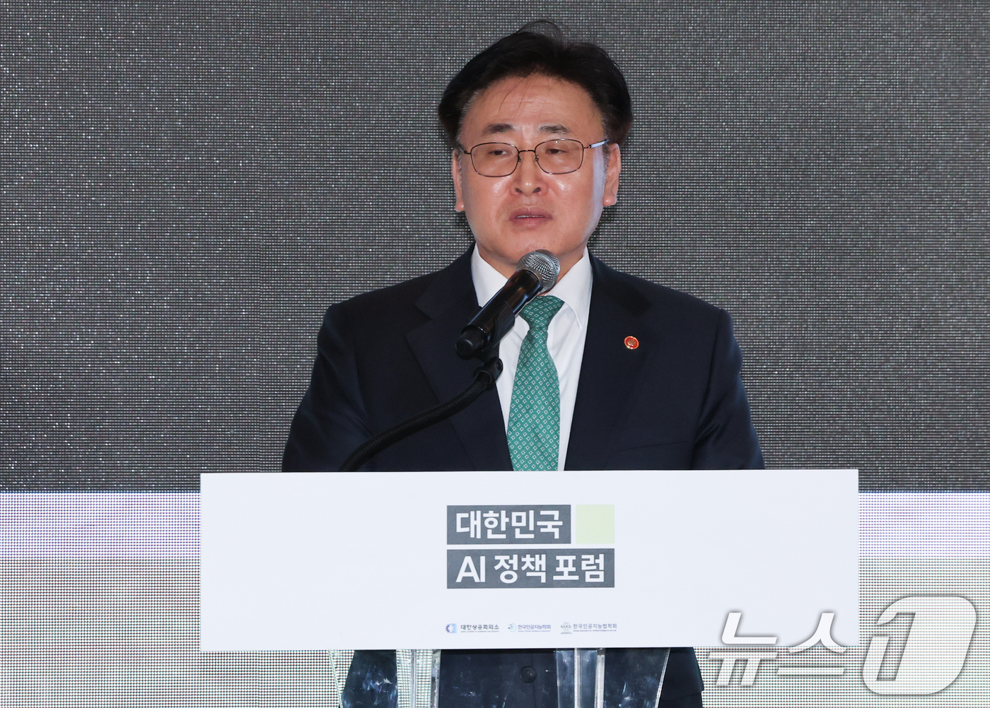 (서울=뉴스1) 허경 기자 = 유상임 과학기술정보통신부 장관이 9일 서울 중구 롯데호텔 에서 열린 대한민국 AI정책 포럼에서 축사를 하고 있다. 2025.5.9/뉴스1