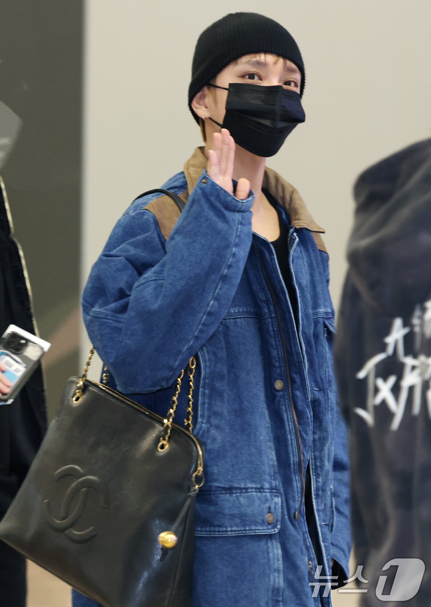 조슈아, 따뜻한 손 인사