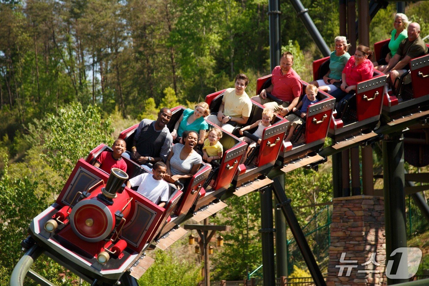 본문 이미지 - 테네시주 피전 포지에 자리한 돌리우드&#40;미국관광청 제공&#41;