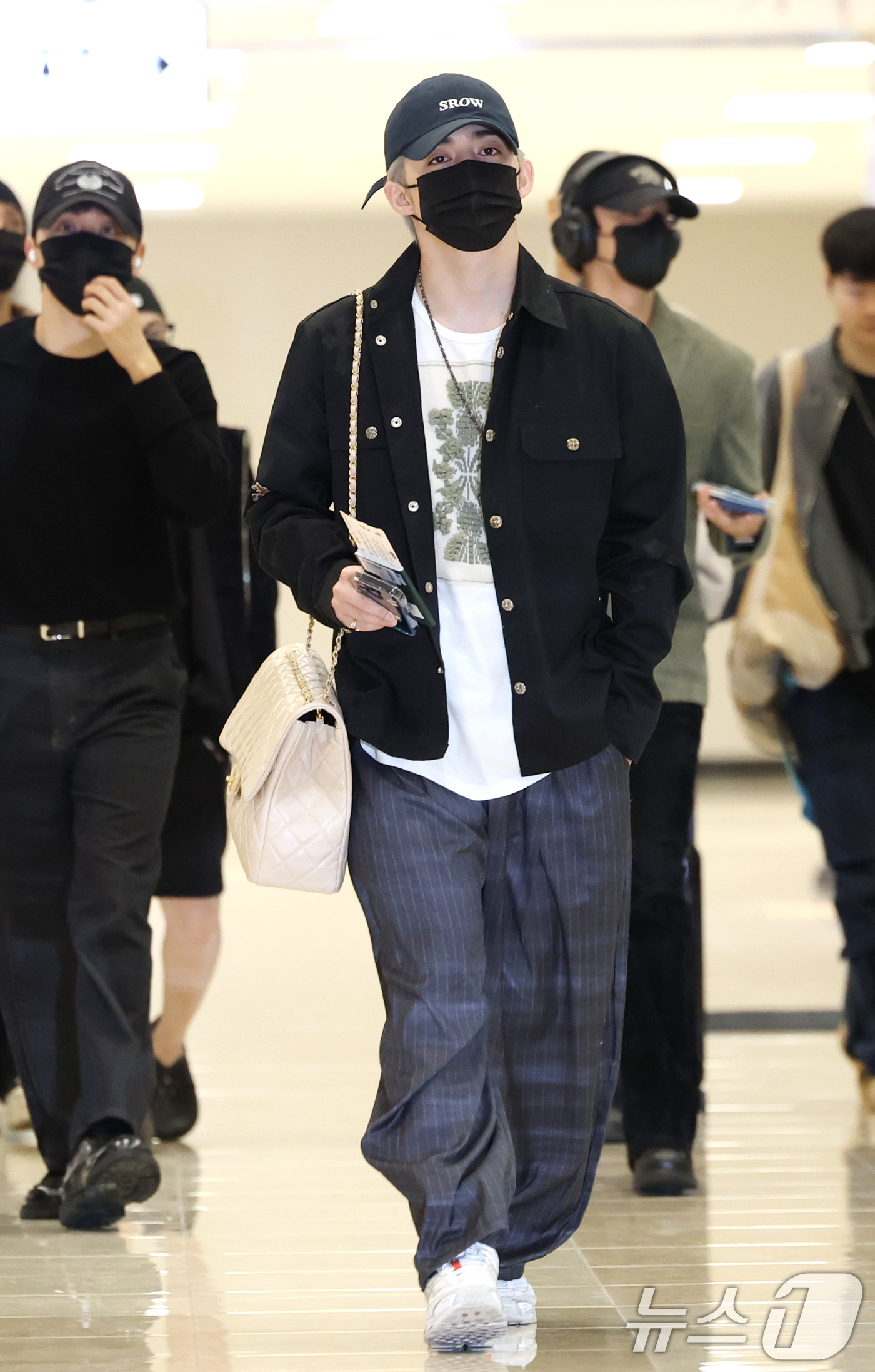 (김포공항=뉴스1) 권현진 기자 = 세븐틴의 에스쿱스가 해외 일정을 위해 9일 김포국제공항을 통해 일본으로 출국하고 있다. 2025.5.9/뉴스1