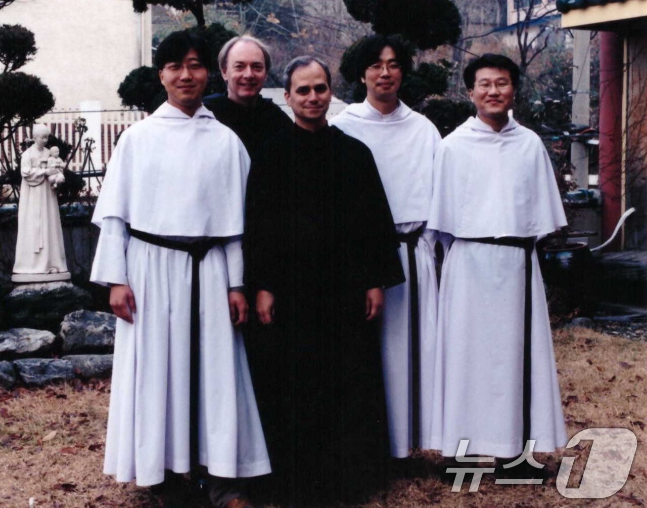 (서울=뉴스1) 이연주 기자 = 레오 14세 교황(가운데)이 지난 2002년 한국을 방문해 이기훈 신부(오른쪽에서 두번째)와 함께 촬영한 사진. (성 아우구스띠노 수도회 한국 지부 …