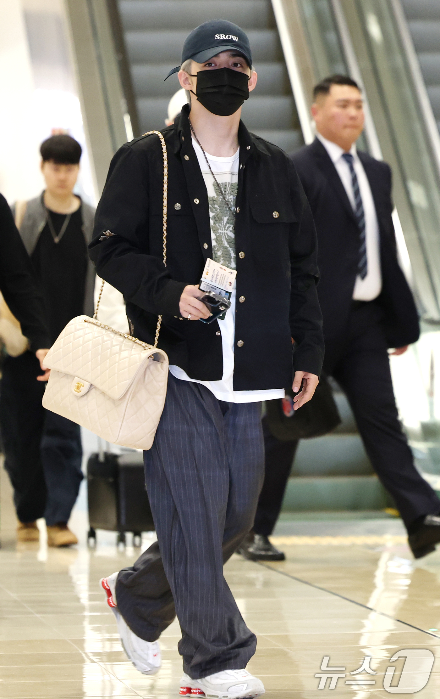 (김포공항=뉴스1) 권현진 기자 = 세븐틴의 에스쿱스가 해외 일정을 위해 9일 김포국제공항을 통해 일본으로 출국하고 있다. 2025.5.9/뉴스1