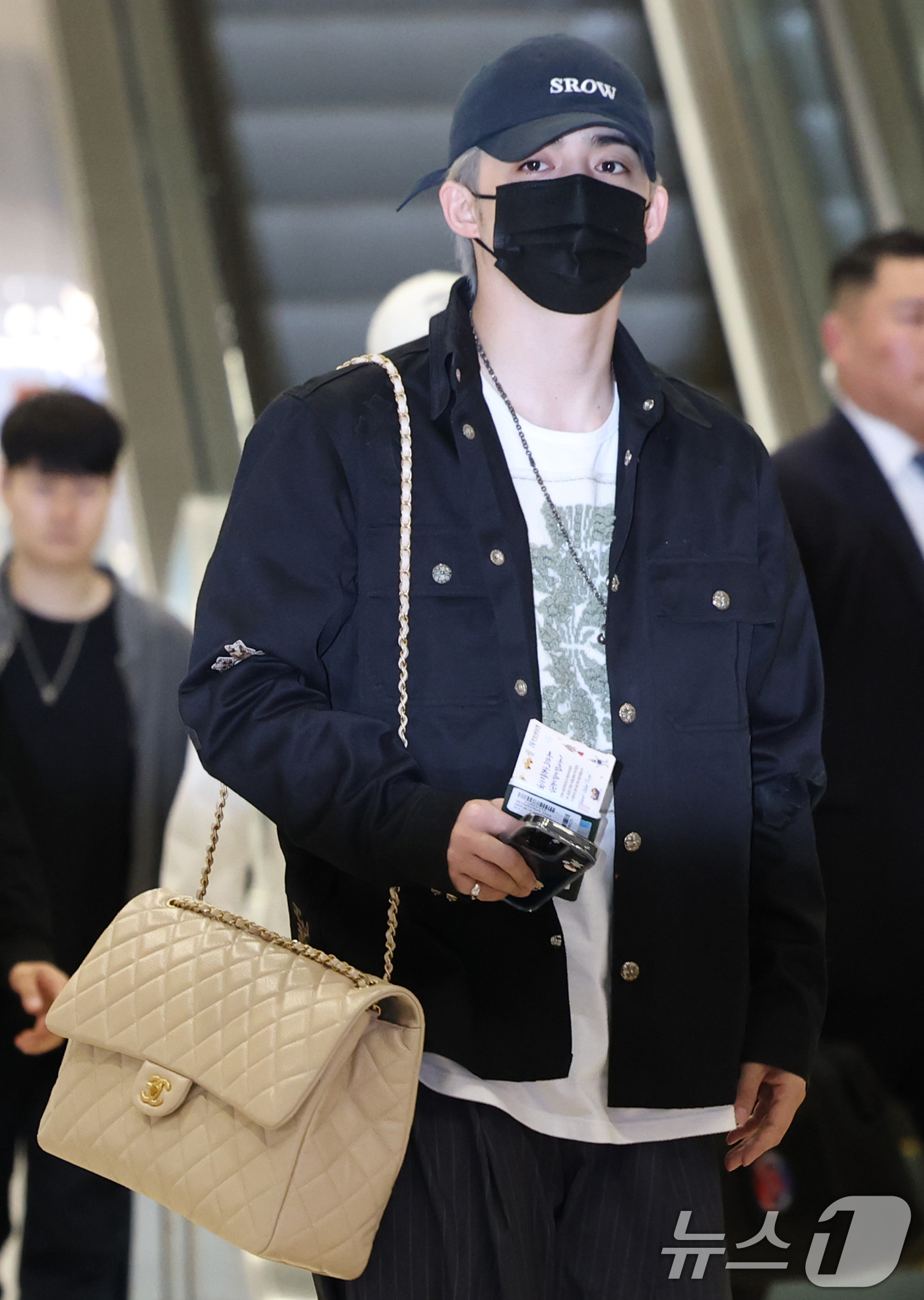 (김포공항=뉴스1) 권현진 기자 = 세븐틴의 에스쿱스가 해외 일정을 위해 9일 김포국제공항을 통해 일본으로 출국하고 있다. 2025.5.9/뉴스1