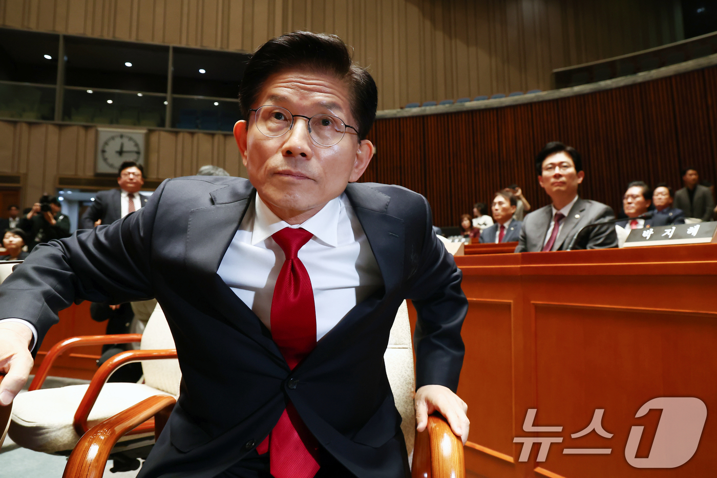 (서울=뉴스1) 김민지 기자 = 김문수 국민의힘 대통령 후보가 9일 서울 여의도 국회에서 열린 의원총회에서 회의장을 나가기 위해 일어서고 있다. 2025.5.9/뉴스1