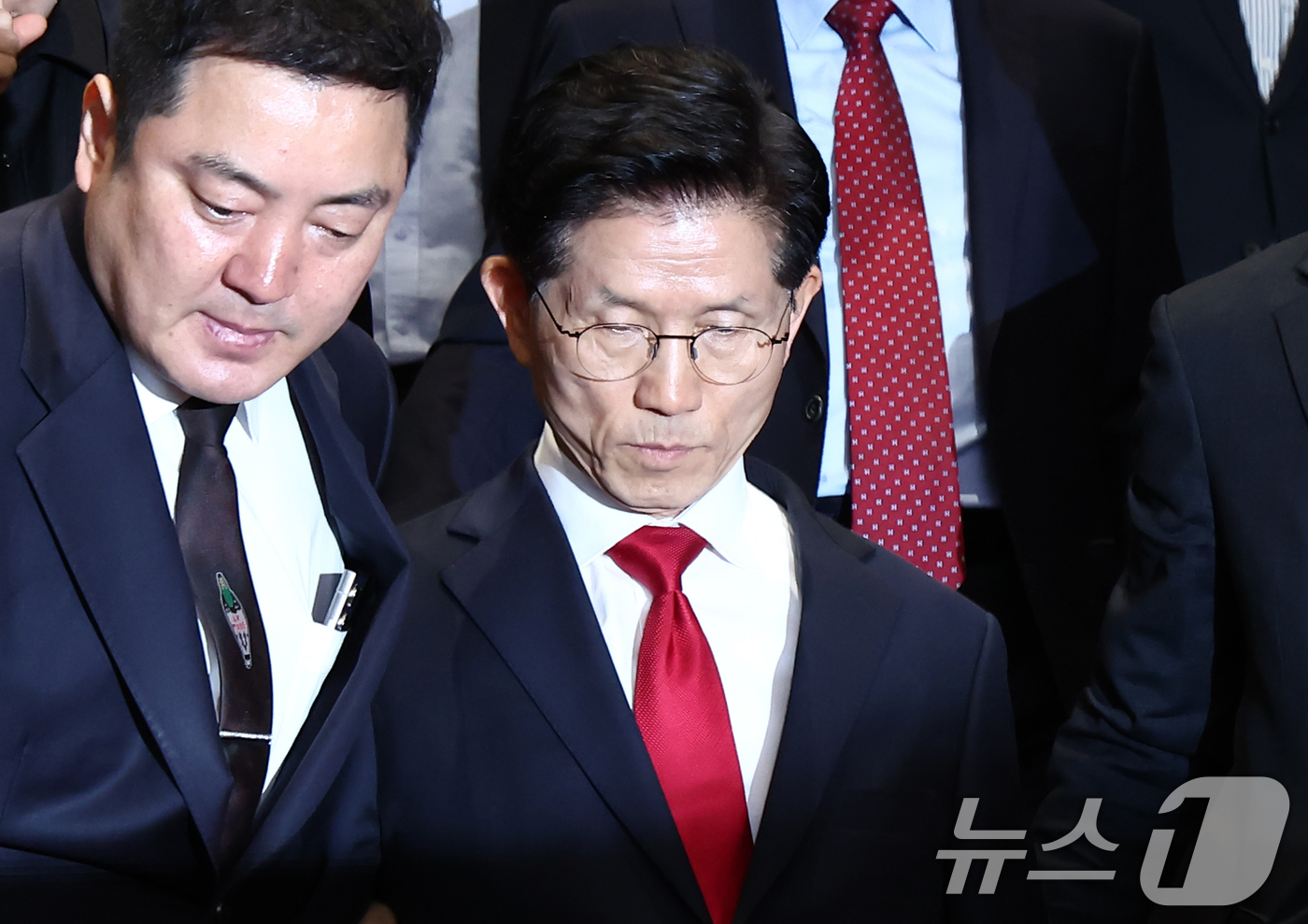 (서울=뉴스1) 김민지 기자 = 김문수 국민의힘 대통령 후보가 9일 오전 서울 여의도 국회에서 열린 의원총회에서 굳은 표정으로 나오고 있다. 2025.5.9/뉴스1