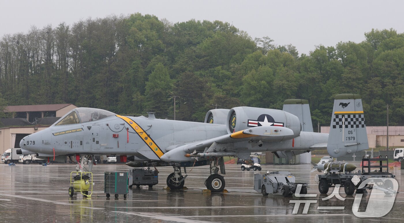 본문 이미지 - 9일 경기 평택시 주한미군 오산공군기지에서 열린 &#39;오산 에어파워데이 2025 미디어데이&#39;에서 퇴역을 앞둔 A-10 공격기가 공개되고 있다. 2025.5.9/뉴스1 ⓒ News1 김영운 기자