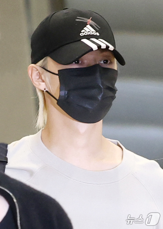 (김포공항=뉴스1) 권현진 기자 = 세븐틴의 준이 해외 일정을 위해 9일 김포국제공항을 통해 일본으로 출국하고 있다. 2025.5.9/뉴스1