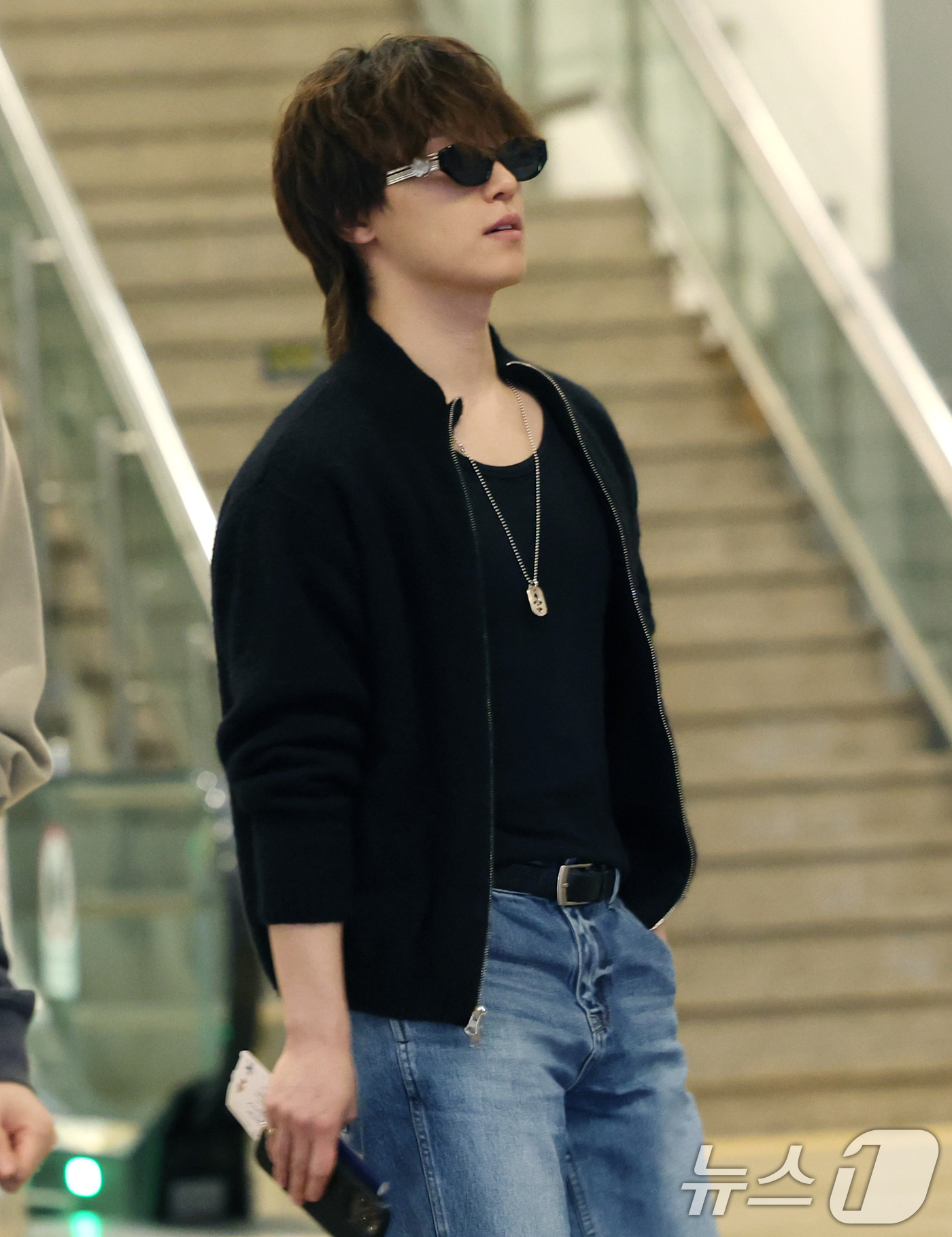 (김포공항=뉴스1) 권현진 기자 = 세븐틴의 디노가 해외 일정을 위해 9일 김포국제공항을 통해 일본으로 출국하고 있다. 2025.5.9/뉴스1