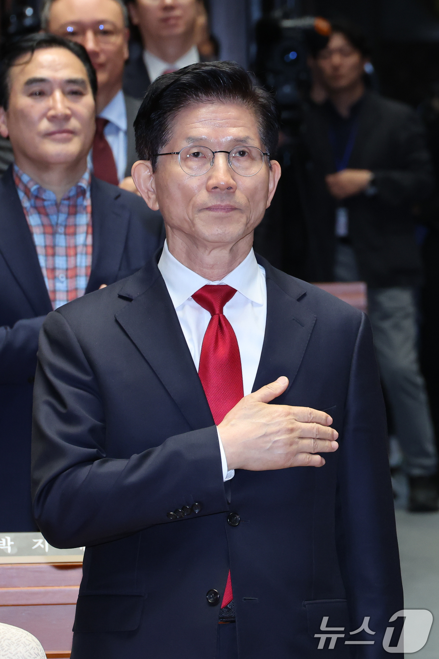 (서울=뉴스1) 안은나 기자 = 김문수 국민의힘 대통령 후보가 9일 서울 여의도 국회에서 열린 의원총회에서 국민의례를 하고 있다. 2025.5.9/뉴스1