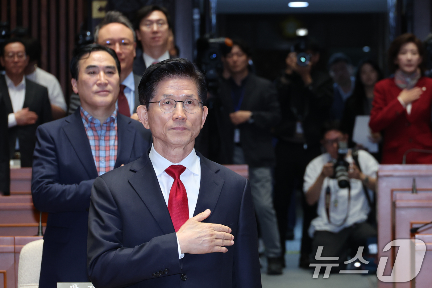 (서울=뉴스1) 안은나 기자 = 김문수 국민의힘 대통령 후보가 9일 서울 여의도 국회에서 열린 의원총회에서 국민의례를 하고 있다. 2025.5.9/뉴스1