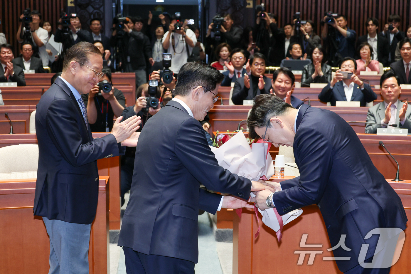 (서울=뉴스1) 안은나 기자 = 김문수 국민의힘 대통령 후보가 9일 서울 여의도 국회에서 열린 의원총회에서 꽃다발을 받고 있다. 왼쪽부터 권영세 비대위원장, 김 후보, 권성동 원내 …