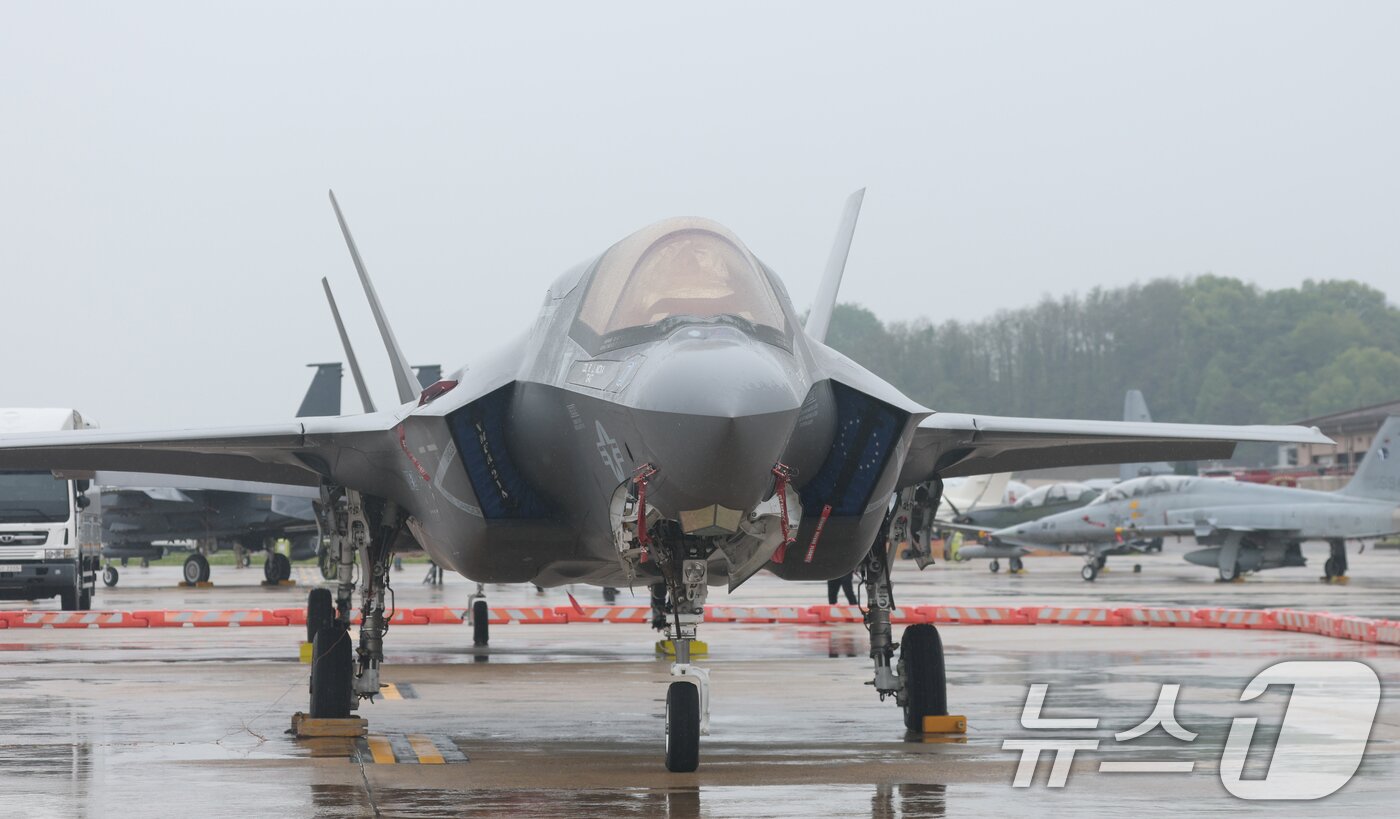 본문 이미지 - 9일 경기 평택시 주한미군 오산공군기지에서 열린 &#39;오산 에어파워데이 2025 미디어데이&#39;에서 미 해병대 F-35B가 공개되고 있다. 2025.5.9/뉴스1 ⓒ News1 김영운 기자