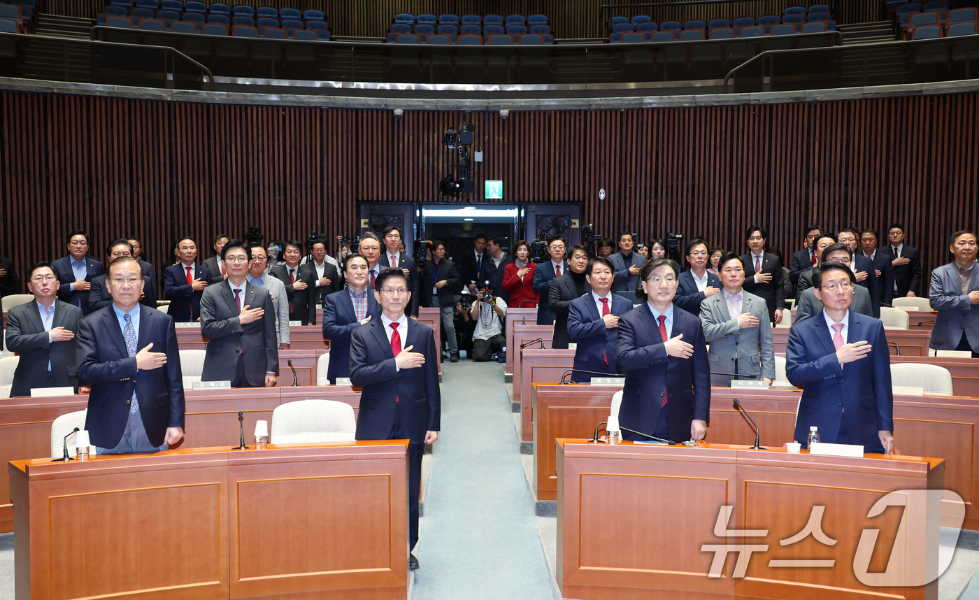 (서울=뉴스1) 안은나 기자 = 김문수 국민의힘 대통령 후보가 9일 서울 여의도 국회에서 열린 의원총회에서 국민의례를 하고있다. 앞줄 왼쪽부터 권영세 비대위원장, 김 후보, 권성동 …