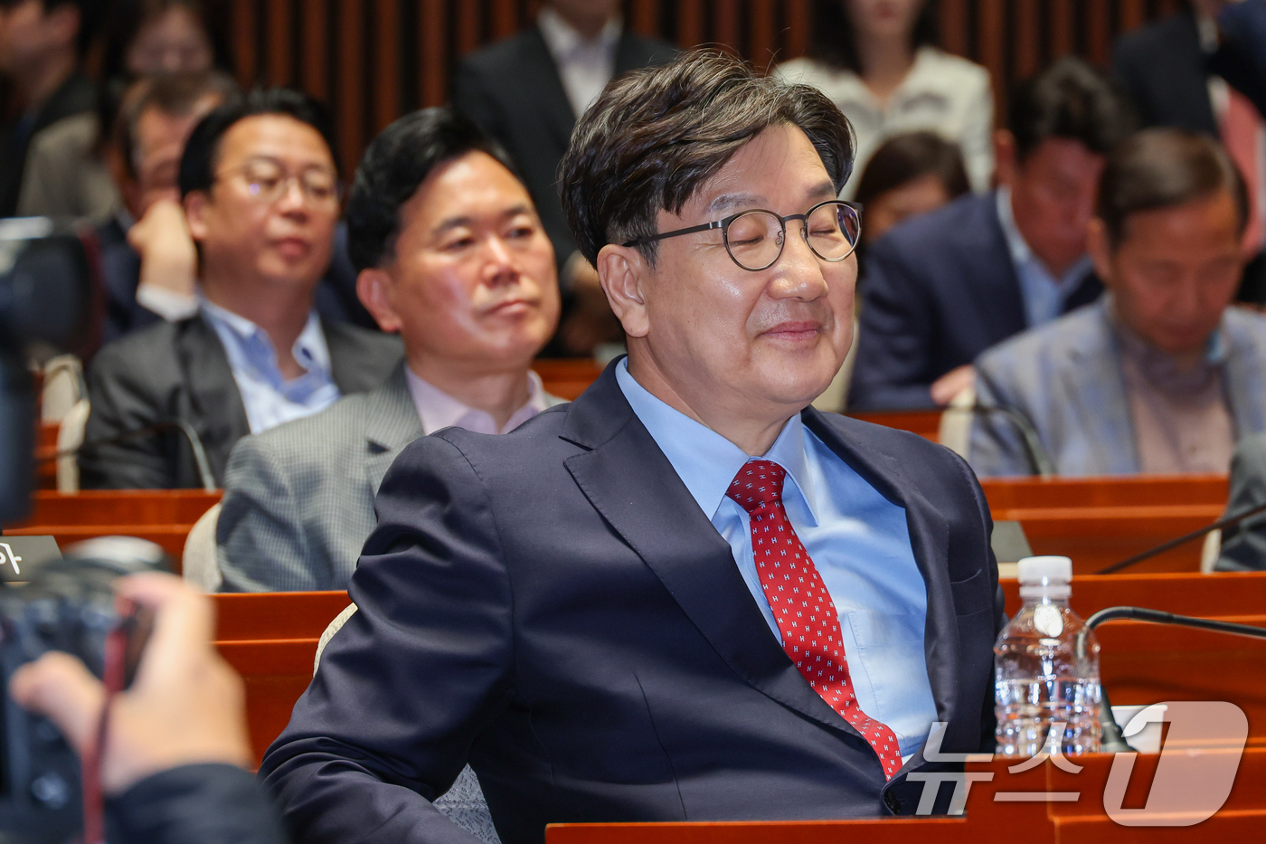 (서울=뉴스1) 안은나 기자 = 김문수 국민의힘 대통령 후보가 9일 서울 여의도 국회에서 열린 의원총회에서 지도부를 향해 "무소속을 당 후보 만들려 불법부당 수단 동원, 중단하라" …