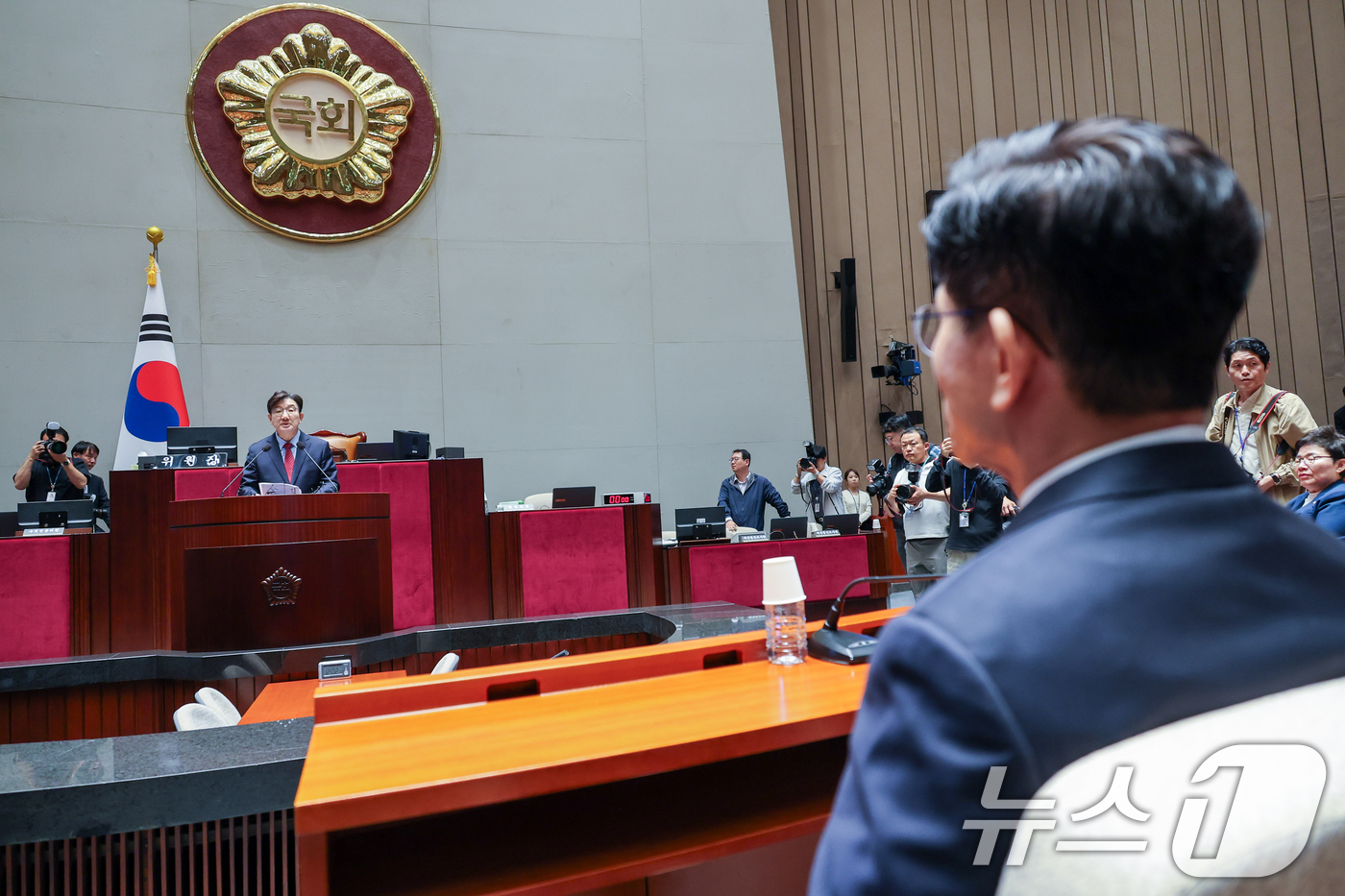 (서울=뉴스1) 안은나 기자 = 김문수 국민의힘 대통령 후보가 9일 서울 여의도 국회에서 열린 의원총회에서 권성동 원내대표 인사말을 듣고 있다. 2025.5.9/뉴스1