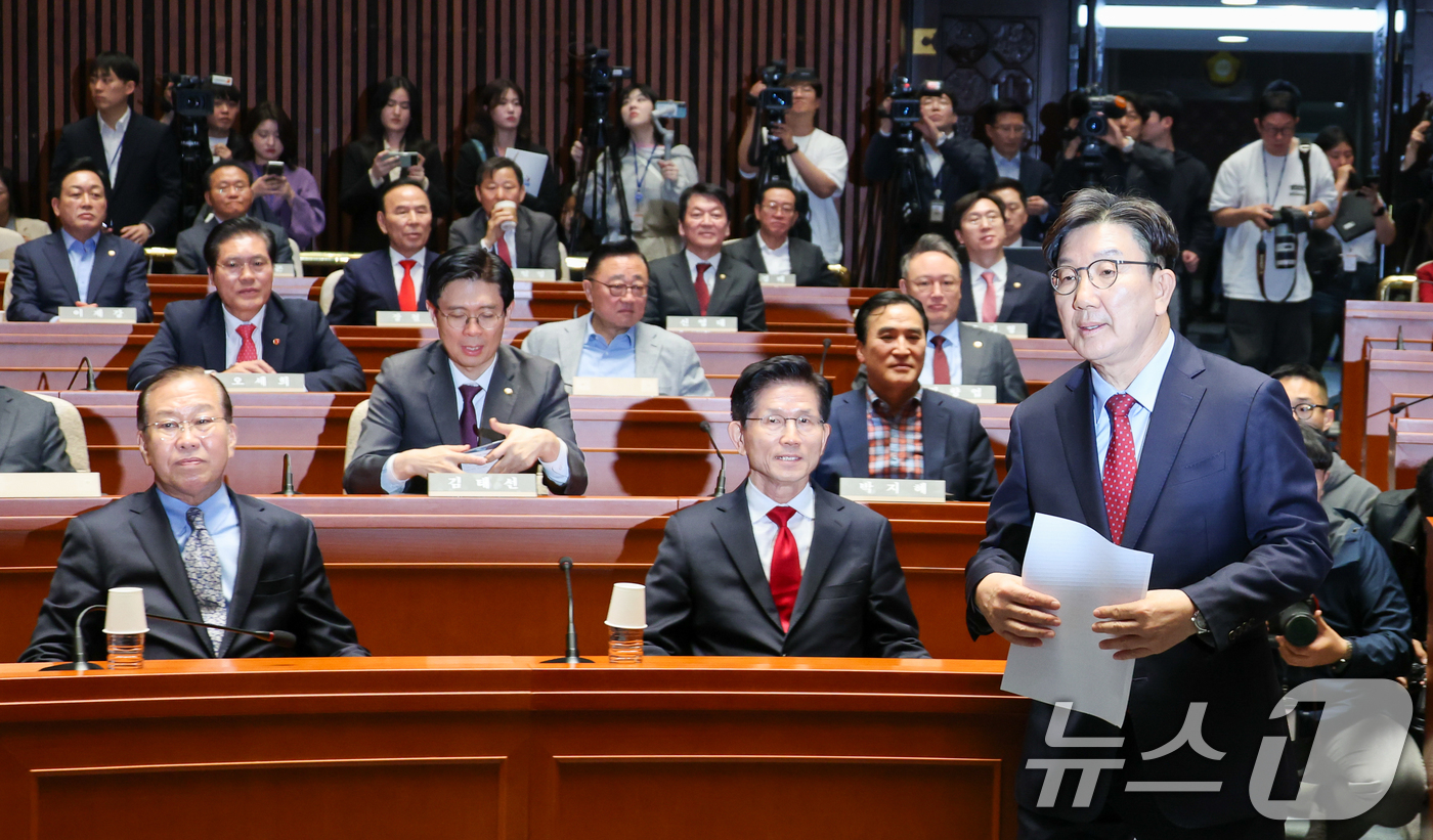 (서울=뉴스1) 안은나 기자 = 권성동 국민의힘 원내대표가 9일 서울 여의도 국회에서 열린 의원총회에서 인사말을 하기 위해 단상으로 향하고 있다. 앞줄 왼쪽부터 권영세 비대위원장, …