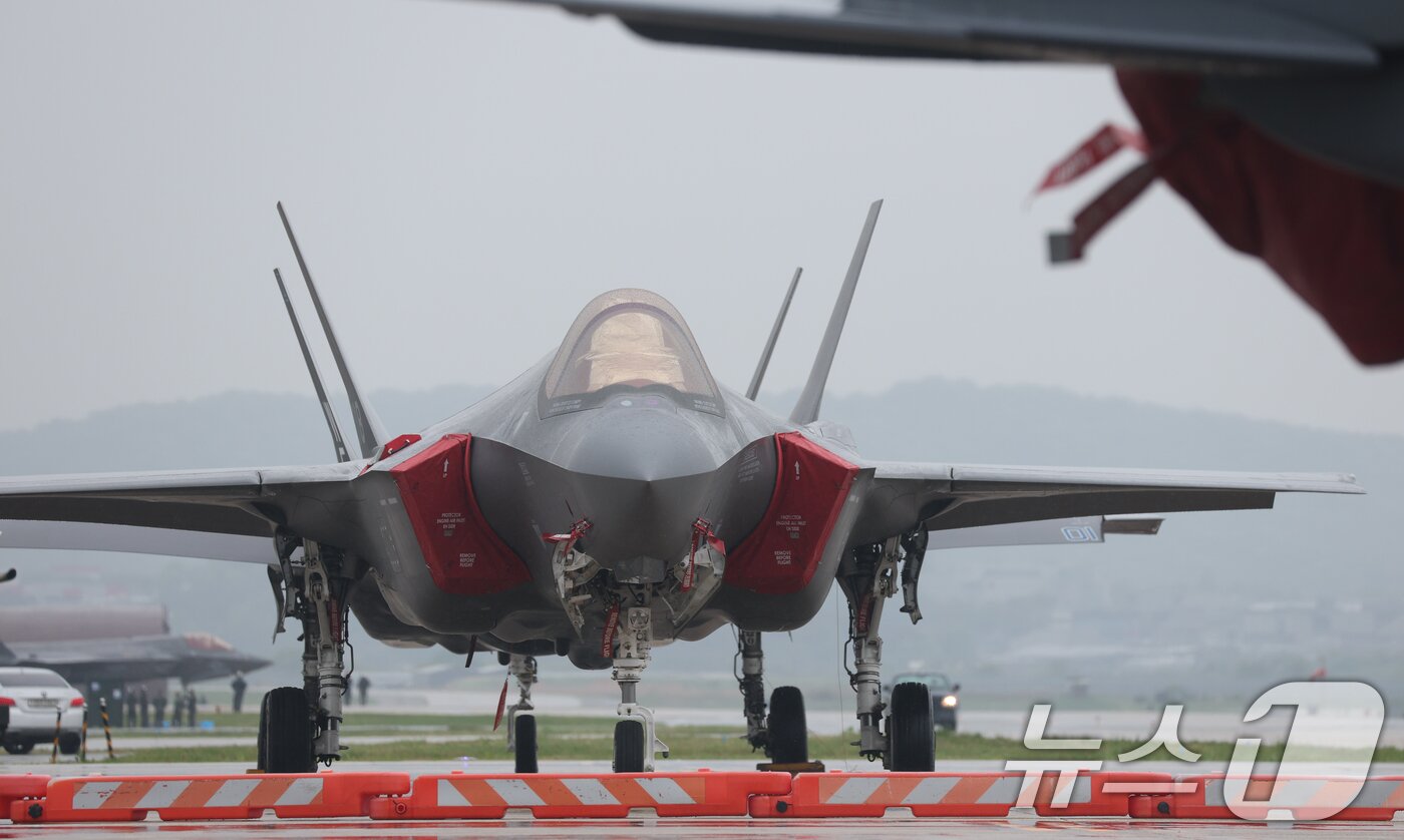 본문 이미지 - 9일 경기 평택시 주한미군 오산공군기지에서 열린 &#39;오산 에어파워데이 2025 미디어데이&#39;에서 대한민국 공군 F-35A가 공개되고 있다. 2025.5.9/뉴스1 ⓒ News1 김영운 기자