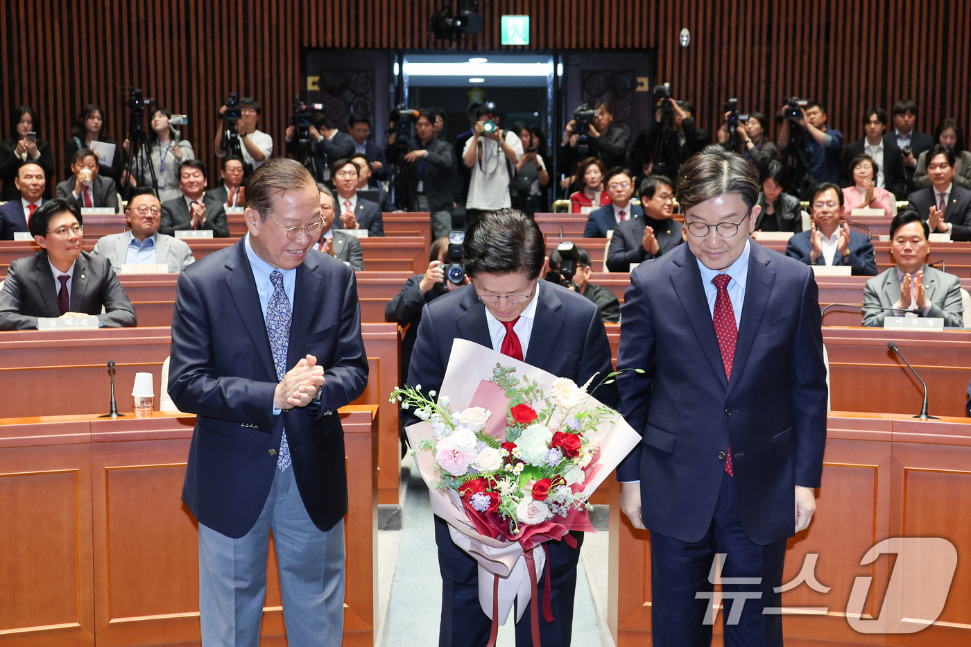 (서울=뉴스1) 안은나 기자 = 김문수 국민의힘 대통령 후보가 9일 서울 여의도 국회에서 열린 의원총회에서 꽃다발을 받은 뒤 기념 촬영하고 있다. 왼쪽부터 권영세 비대위원장, 김 …